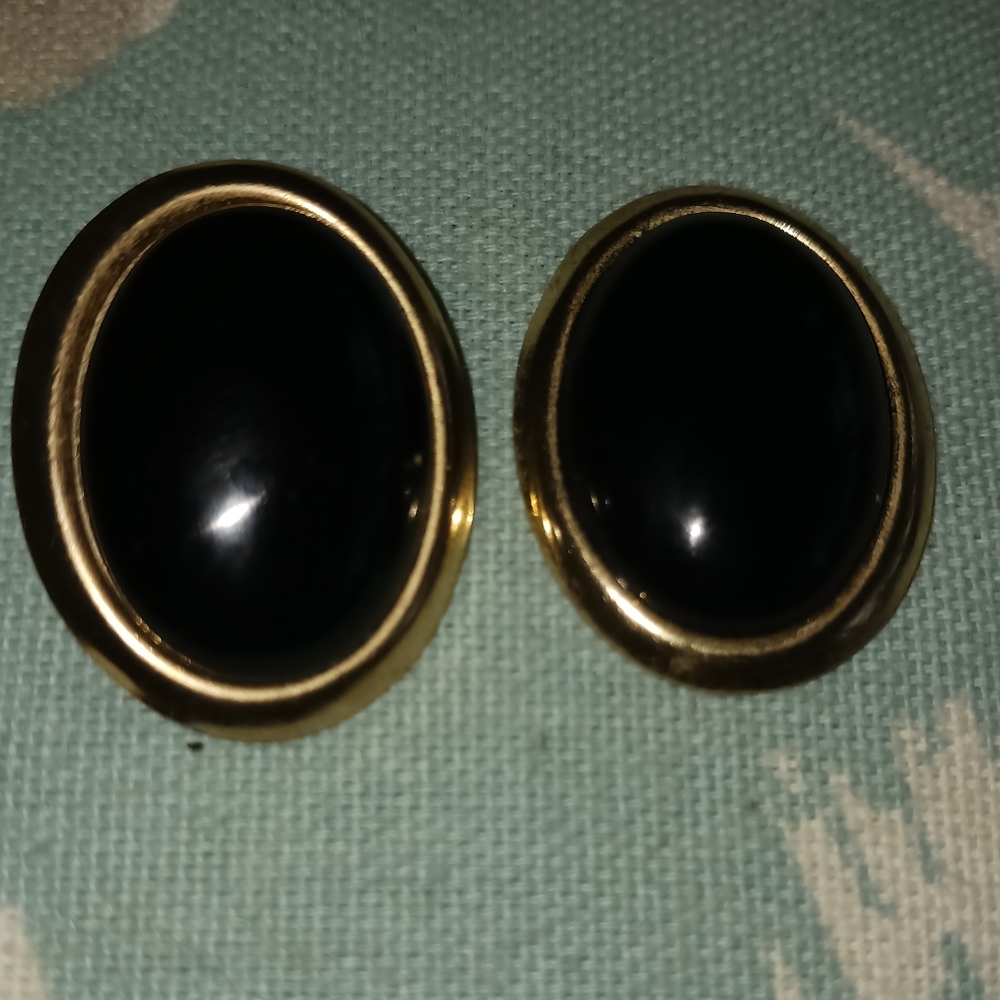 Vintage large cabochon Onyx earrings. Very chic  stud back. 10k GP
